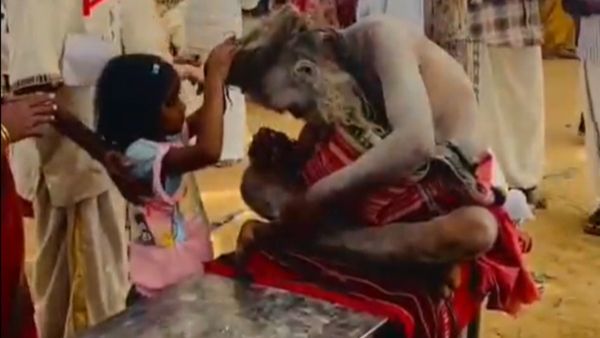 Kerala Kumbh Mela: ಪುಟ್ಟ ಬಾಲಕಿಗೆ ನಮಸ್ಕರಿಸಿದ ಹಿರಿಯ ಸನ್ಯಾಸಿ; ಇದುವೇ ನಿಜವಾದ ಸಂಸ್ಕೃತಿ ಎಂದ ನೆಟ್ಟಿಗರು