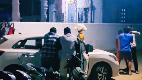 ಯುವತಿ ವಿಚಾರಕ್ಕೆ ಕುಣಿಗಲ್‌ನಲ್ಲಿ ಎರಡು ಗುಂಪುಗಳ ನಡುವೆ ಗಲಾಟೆ; ರಸ್ತೆಯಲ್ಲೇ ಮಚ್ಚುಗಳಿಂದ ಹಲ್ಲೆ