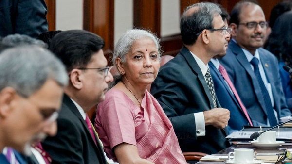 ಬ್ಯಾಂಕ್‌ ಸಿಬ್ಬಂದಿಯೇ ಗ್ರಾಹಕರನ್ನು ವಂಚಿಸಿದರೆ ಹೇಗೆ, ಸುಳ್ಳು ಹೇಳಿ ಹಣ ಸಂಗ್ರಹಿಸುವುದು ಅಪರಾಧ: ನಿರ್ಮಲಾ ಸೀತಾರಾಮನ್ ಎಚ್ಚರಿಕೆ