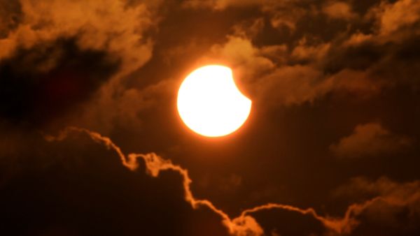 ಸೂರ್ಯಗ್ರಹಣ ಕಣ್ತುಂಬಿಕೊಂಡ ಜನರು, ಕಂಕಣ ಸೂರ್ಯಗ್ರಹಣದ ಬಗ್ಗೆ ಇಲ್ಲಿದೆ ಮಾಹಿತಿ... Solar Eclipse