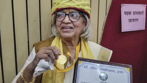 ಇಂದೋರ್‌ ವಿವಿಯಲ್ಲಿ ಚಿನ್ನದ ಪದಕ ಗೆದ್ದ 78ರ ವಯಸ್ಸಿನ ಸುಷ್ಮಾ ಮೋಘೆ