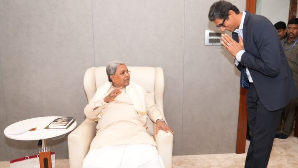 IPL ಐಪಿಎಲ್ ಫ್ರೀ ಟಿಕೆಟ್ ವಿವಾದ: ವೆಂಕಟೇಶ್ ಪ್ರಸಾದ್ – ಸಿದ್ದರಾಮಯ್ಯ ಭೇಟಿ ಫೋಟೋಗೆ ತೇಜಸ್ವಿ ಸೂರ್ಯ ಕೆಂಡ