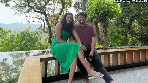 PV Sindhu: ಬ್ಯಾಡ್ಮಿಂಟನ್ ತಾರೆ ಪಿ.ವಿ.ಸಿಂಧು ಪತಿ ಸ್ವಿಮ್ಮಿಂಗ್ ಪೂಲ್‌ನಲ್ಲಿ ಈಜು ಸಾಹಸ: ಫಿಟ್ನೆಸ್‌ ತಜ್ಞರು ಹೇಳಿದ್ದೇನು?