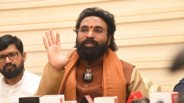 ಹಿಂದಿ ಹೆಚ್ಚು ಜನ ಮಾತನಾಡುವ ಭಾಷೆ, ವಿದ್ಯಾರ್ಥಿಗಳು ಎಲ್ಲ ಭಾಷೆ ಕಲಿಯಬೇಕು: ಶ್ರೀರಾಮುಲು