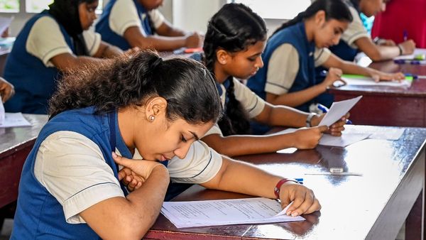 SSLC Maths Exam: ಎಸ್ಎಸ್ಎಲ್‌ಸಿ ಗಣಿತ ಪರೀಕ್ಷೆಯಲ್ಲಿ ಪಠ್ಯದ ಹೊರತಾದ ಪ್ರಶ್ನೆಗಳ ಆರೋಪ, ಕೃಪಾಂಕಕ್ಕಾಗಿ ಹೆಚ್ಚಿದ ಒತ್ತಾಯ
