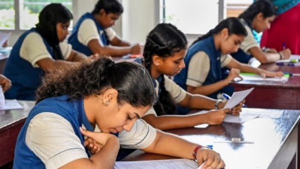 SSLC ಹಿಂದಿ ಪರೀಕ್ಷೆ ಮುಕ್ತಾಯ: ಪ್ರಶ್ನೆಪತ್ರಿಕೆ ಹೇಗಿತ್ತು? ಹೊಸ ನಿಯಮಗಳೇನು? ಇಲ್ಲಿದೆ ಸಂಪೂರ್ಣ ವಿಶ್ಲೇಷಣೆ