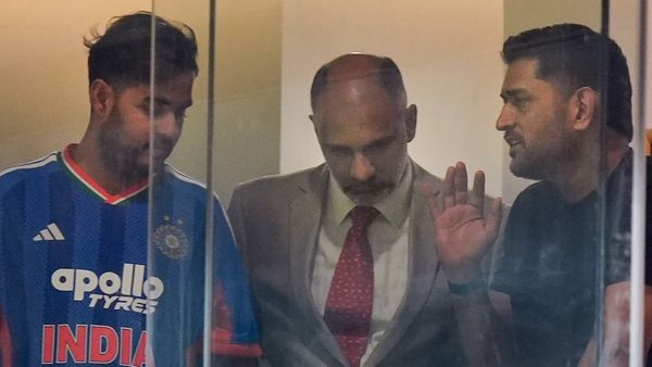 ಮುಂಬೈ ವಾಂಖೆಡೆಯಲ್ಲಿ ಟೀಂ ಇಂಡಿಯಾ ಬೆಂಬಲಿಸಲು ಬಂದ ಕ್ರಿಕೆಟ್‌ ದಿಗ್ಗಜರು, ಸಿನಿ ತಾರೆಯರು, ಉದ್ಯಮಿಗಳು, ರಾಜಕೀಯ ಗಣ್ಯರು