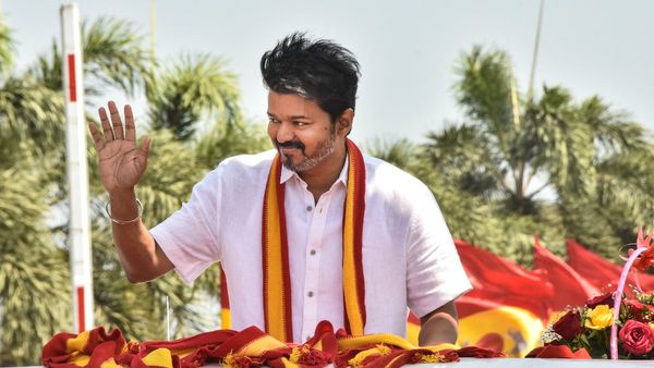 ತಮಿಳುನಾಡು ಚುನಾವಣೆ 2026: ಟಿವಿಎಕೆ ಅಭ್ಯರ್ಥಿಗಳ ಪಟ್ಟಿ ಬಿಡುಗಡೆ; ಎರಡು ಕ್ಷೇತ್ರಗಳಿಂದ ನಟ ದಳಪತಿ ವಿಜಯ್ ಸ್ಪರ್ಧೆ