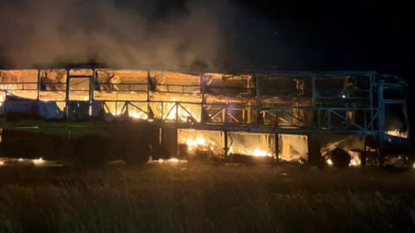 ಯಾದಗಿರಿಯ ಸುರಪುರದ ಬಳಿ ಕಾರು-ಖಾಸಗಿ ಬಸ್ ನಡುವೆ ಭೀಕರ ಅಪಘಾತ, ಹೊತ್ತಿ ಉರಿದ ವಾಹನಗಳು