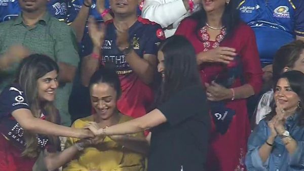 ಆರ್‌ಸಿಬಿ ಗೆಲುವಿನ ಸಂಭ್ರಮದಲ್ಲಿ ಮುಳುಗಿದ ಅನುಷ್ಕಾ-ಅನನ್ಯಾ ಬಿರ್ಲಾ: ನೆಟ್ಟಿಗರ ಮನಗೆದ್ದ ಆ ಹ್ಯಾಂಡ್‌ಶೇಕ್ ವಿಡಿಯೋ