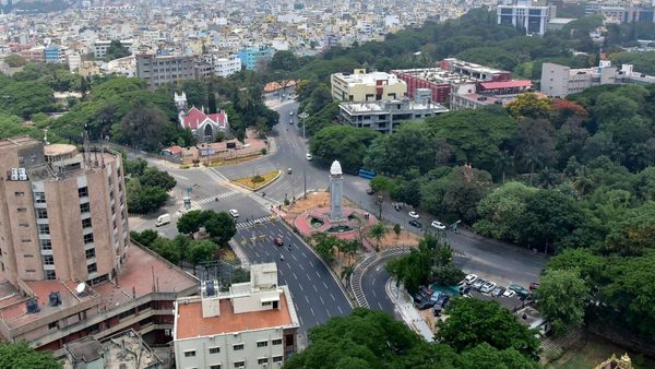 ಬೆಂಗಳೂರಿನಲ್ಲಿ 1.4 ಕೋಟಿ ಕೊಟ್ಟು 33 ವರ್ಷದ ಹಳೇ ಅಪಾರ್ಟ್ಮೆಂಟ್ ಖರೀದಿಸುವುದು ಸೇಫಾ? ಜಾಲತಾಣಗಳಲ್ಲಿ ಬಿಸಿಬಿಸಿ ಚರ್ಚೆ