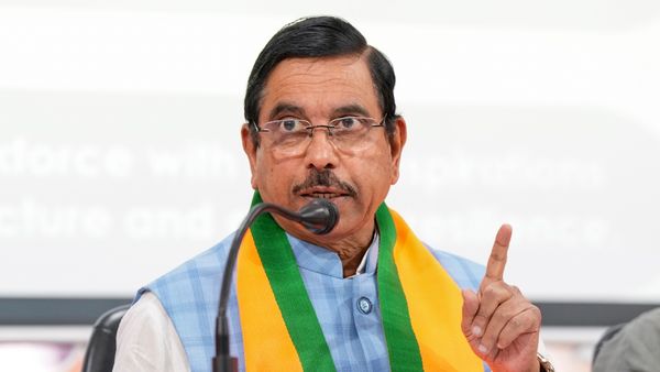 ರಾಜ್ಯದಲ್ಲಿ ಎಲೆಕ್ಟ್ರಿಕ್ ವಾಹನಗಳಿಗೆ ತೆರಿಗೆ: ಸರ್ಕಾರದ ವಿರುದ್ಧ ಜೋಶಿ ಆಕ್ರೋಶ