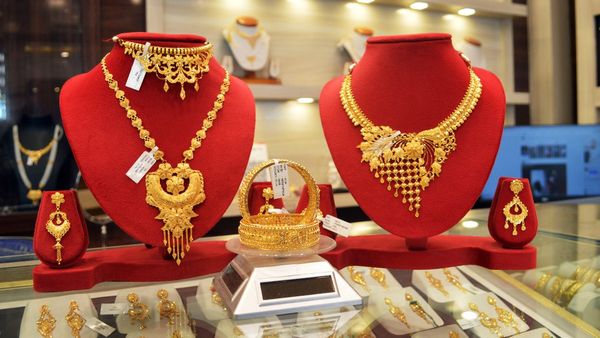 Gold Rate: ಬೆಂಗಳೂರಿನಲ್ಲಿ ಮತ್ತೆ ಗಗನಕ್ಕೇರಿದ ಚಿನ್ನದ ಬೆಲೆ: ಬೆಳ್ಳಿ ಕೆಜಿಗೆ 10,000 ರೂ.ವರೆಗೆ ಏರಿಕೆ