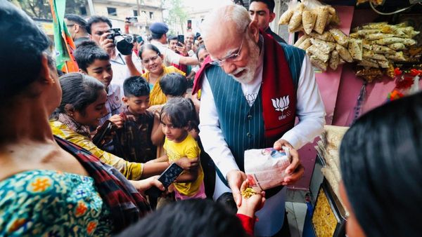 Narendra Modi: ಬೀದಿ ಬದಿ 10 ರೂಪಾಯಿಗೆ ಕಡ್ಲೆಪುರಿ ಖರೀದಿಸಿದ ಪ್ರಧಾನಿ ಮೋದಿ, ವಿಡಿಯೋ ಭಾರಿ ವೈರಲ್