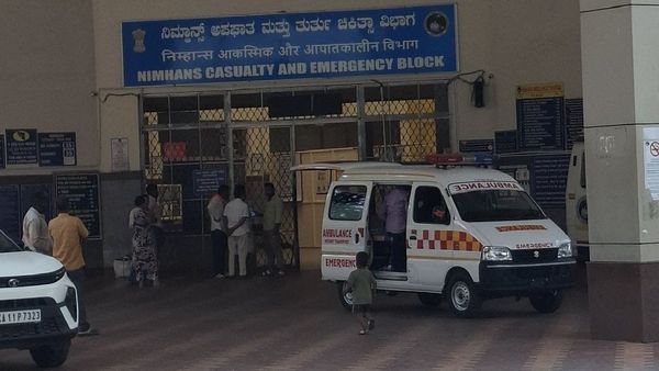 NIMHANS: ಬೆಂಗಳೂರು ನಿಮ್ಹಾನ್ಸ್‌ ಆಸ್ಪತ್ರೆಯಲ್ಲಿ ಉತ್ತಮ ಚಿಕಿತ್ಸೆ; ಮುಂದುವರಿದ ಅವ್ಯವಸ್ಥೆ, ರೋಗಿ - ಸಂಬಂಧಿಕರ ಸಂಕಷ್ಟದ ಕಥೆ