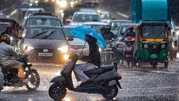Bengaluru Rain: ಸುಡುವ ಬಿಸಿಲಿನಿಂದ ಕಂಗೆಟ್ಟಿದ್ದ ಬೆಂಗಳೂರಿನ ಹಲವೆಡೆ ತುಂತುರು ಮಳೆ