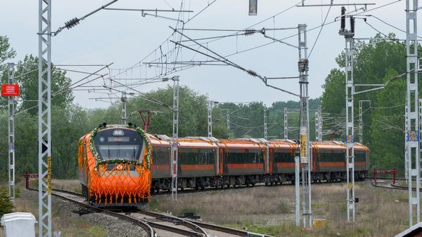 ನೂತನ ಬೆಂಗಳೂರು-ಮುಂಬೈ ಎಕ್ಸ್‌ಪ್ರೆಸ್ ರೈಲಿಗೆ ತುಮಕೂರಿನಲ್ಲಿಯೂ ನಿಲುಗಡೆ: ವೇಳಾಪಟ್ಟಿ ಹಾಗೂ ಮಾರ್ಗದ ವಿವರ ಇಲ್ಲಿದೆ