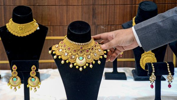 Gold Rate Today: ಬಂಗಾರದ ಬೇಡಿಕೆಯಲ್ಲಿ ಬರೋಬ್ಬರಿ ಶೇ.70ರಷ್ಟು ಕುಸಿತ, ಎಷ್ಟಿದೆ ಇಂದಿನ ಚಿನ್ನ-ಬೆಳ್ಳಿ ದರ?