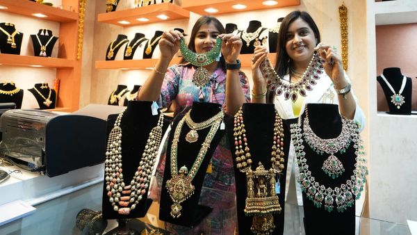 Gold Price: ಒಂದೇ ದಿನಕ್ಕೆ ಬಂಗಾರ ಬೆಲೆ ಭರ್ಜರಿ ಕುಸಿತ, ಗಗನಕ್ಕೇರಿದ ಬೆಳ್ಳಿ; ಬೆಂಗಳೂರಿನಲ್ಲಿ ಎಷ್ಟಿದೆ ದರ?