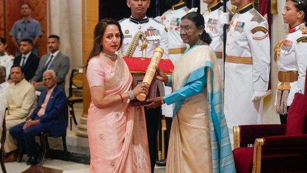 ನಟ ಧರ್ಮೇಂದ್ರಗೆ ಮರಣೋತ್ತರ ಪದ್ಮವಿಭೂಷಣ, ಭಾವುಕರಾಗಿ ಪ್ರಶಸ್ತಿ ಸ್ವೀಕರಿಸಿದ ಪತ್ನಿ ಹೇಮಾ ಮಾಲಿನಿ, ಪುರಸ್ಕೃತರ ಪಟ್ಟಿ ಇಲ್ಲಿದೆ