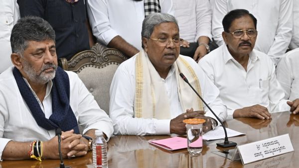 ಮುಖ್ಯಮಂತ್ರಿ ಸ್ಥಾನಕ್ಕೆ ರಾಜೀನಾಮೆ ಕೊಟ್ಟ ಸಿದ್ದರಾಮಯ್ಯ; ಡಿಕೆಶಿ ಜೊತೆ ಪತ್ರಿಕಾಗೋಷ್ಠಿ, ಹೇಳಿದ್ದೇನು