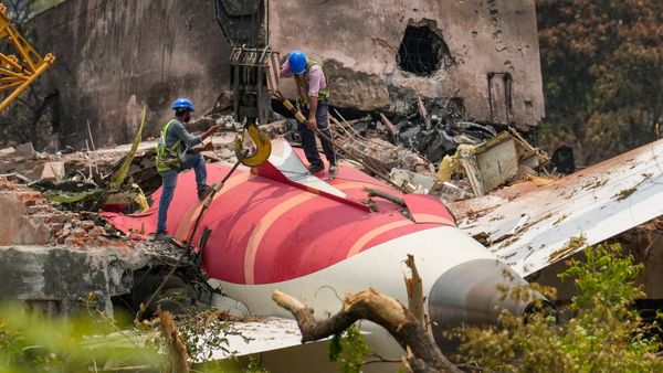 Air India Crashಗೆ ಒಂದು ವರ್ಷ: ಗುಜರಾತ್ ರೈತನಿಗೆ ಪ್ರತಿದಿನ ಬರುತ್ತೆ ಪಾಕ್ ಯುವಕನ ಕರೆ