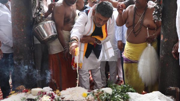 DK Shivakumar: ಅಣ್ಣಮ್ಮನಿಗೆ ಚೀಲದ ತುಂಬಾ ಚಿಲ್ಲರೆ ದಕ್ಷಿಣೆ ಹಾಕಿದ ಸಿಎಂ ಡಿಕೆಶಿ: ದೇವಸ್ಥಾನದಲ್ಲಿ ಶುಭ ಸೂಚನೆ