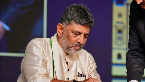 ಹರಕೆ ತೀರಿಸುವ ಮುನ್ನ ಚಾದರ ಎಳೆದಾರು ಜೋಕೆ; ಇದು ಡಿಕೆಶಿ ಪಾಲಿನ ಕತ್ತಿ ಸೀಳುವ ತಂತಿ ನಡಿಗೆ!