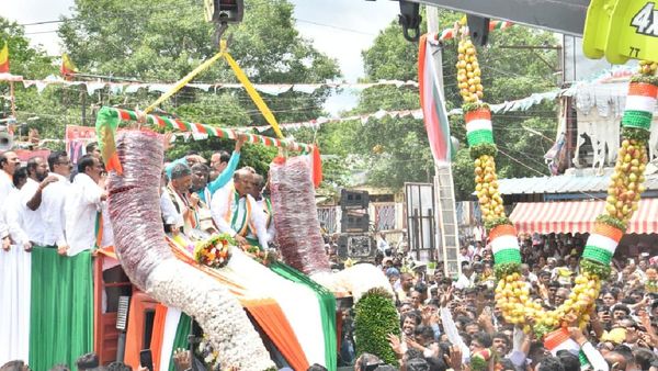 ಕನಕಪುರದ ಮಗನಿಗೆ ರಾಜಮರ್ಯಾದೆ: ಮೆಣಸಿನಕಾಯಿ-ಬೆಳ್ಳುಳ್ಳಿ ಜೊತೆಗೆ 500 ಕೆಜಿ ಸೇಬಿನ ಹಾರ, ಪೂರ್ಣಕುಂಭ ಸ್ವಾಗತ