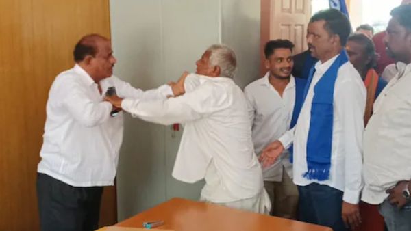 ಬಾಗಲಕೋಟೆಯಲ್ಲಿ ಭೂ ಪರಿಹಾರ ನೀಡದೆ ಅಲೆಡಾಡಿಸಿದ ಹಿನ್ನೆಲೆ ಅಧಿಕಾರಿಗೆ ರೈತನಿಂದ ಚಪ್ಪಲಿ ಏಟು