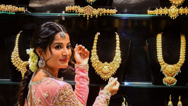 Gold Rate Today: ಆಭರಣ ಪ್ರಿಯರಿಗೆ ಸಿಹಿಸುದ್ದಿ; ಬೆಂಗಳೂರು ಸೇರಿದಂತೆ ಪ್ರಮುಖ ನಗರಗಳಲ್ಲಿ ಇಳಿಕೆಯಾದ ಚಿನ್ನ, ಬೆಳ್ಳಿ ದರ