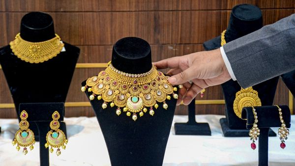 Gold Rate: ಕೈಗೆ ಸಿಗದಂತೆ ಓಡುತ್ತಿದೆ ಚಿನ್ನದ ರೇಟ್‌: ಒಡವೆ ಕೊಳ್ಳುವವರಿಗೆ ಬಿಗ್‌ ಶಾಕ್‌, ಹೀಗಿದೆ ಇಂದಿನ ದರ