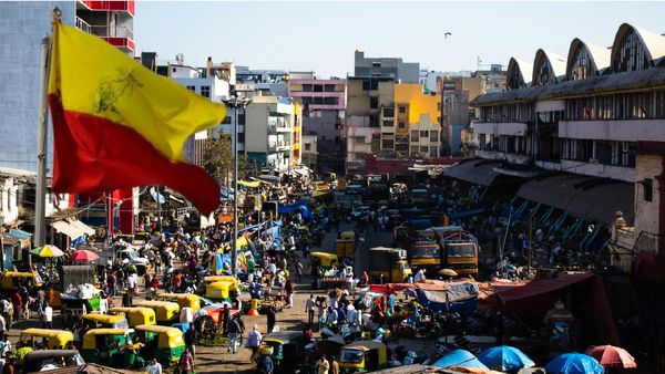 Bengaluru Kannada: ಕೇಳ್ದೆ ಇದ್ದರೆ ನಮ್ಮ ತಲೆ ಮೇಲೆ ಕೂತು ಸವಾರಿ ಮಾಡ್ತಾರೆ ಈ ಹಿಂದಿಯನ್ಸ್‌: ನಿರ್ದೇಶಕ ಕವಿರಾಜ್  