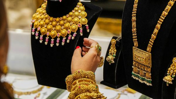 Gold Price: ಬೆಂಗಳೂರಿನಲ್ಲಿ ಬಂಗಾರ ಬೆಲೆ ಇಳಿಕೆ, ಇಲ್ಲಿದೆ ಜುಲೈ 14ರ ಚಿನ್ನದ ದರಪಟ್ಟಿ