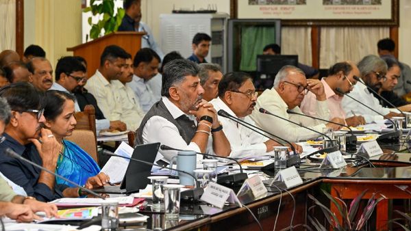 Karnataka Drought: ಜಿಲ್ಲಾಧಿಕಾರಿಗಳಿಗೆ ಸಿಎಂ ಡಿಕೆ ಶಿವಕುಮಾರ್ ಖಡಕ್ ಎಚ್ಚರಿಕೆ: ಕರ್ನಾಟಕ ಸರ್ಕಾರದಲ್ಲಿ ಹಣದ ಕೊರತೆಯೇ ಇಲ್ಲ
