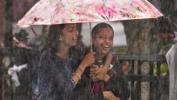 Karnataka Weather: ಕರಾವಳಿಯಲ್ಲಿ ವರುಣನ ಆರ್ಭಟ, 3 ಜಿಲ್ಲೆಗಳಿಗೆ 'ರೆಡ್ ಅಲರ್ಟ್' ಘೋಷಣೆ; ನಿಮ್ಮೂರಿನ ಹವಾಮಾನ ಹೇಗಿದೆ?