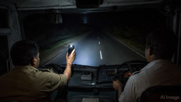 ಮೊಬೈಲ್‌ ಬೆಳಕಲ್ಲೇ ಬಸ್ ಚಾಲನೆ; ಡ್ರೈವರ್ ಸೇರಿ ಮೂವರು ಸಸ್ಪೆಂಡ್, ಡಕೋಟಾ ಬಸ್‌ ಕೊಟ್ಟಿದ್ದು ಸರ್ಕಾರದ ತಪ್ಪು ಎಂದ ಜನ