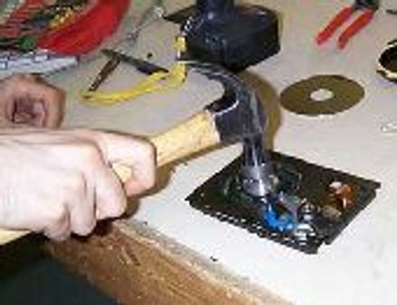 ഹാര്‍ഡ്‌ ഡിസ്‌ക്കുകള്‍ അടിച്ചു തകര്‍ക്കൂ!!