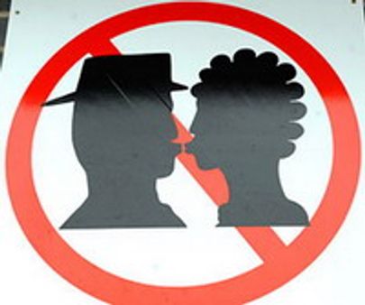 റെയില്‍വേ സ്‌റ്റേഷനില്‍ ചുംബന നിരോധനം