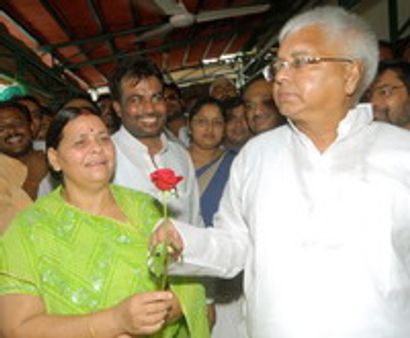 ലാലുവിനും റാബ്‌റിയ്‌ക്കും ക്ഷേത്രം പണിയുന്നു