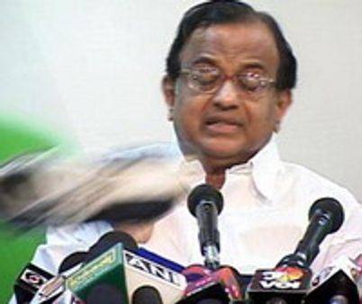 ആഭ്യന്തര മന്ത്രി ചിദംബരത്തിന്‌ നേരെ ഷൂസേറ്‌