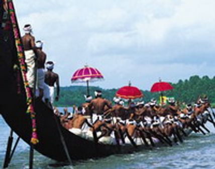 വള്ളംകളി; പുന്നമട ഉത്സവലഹരിയില്‍