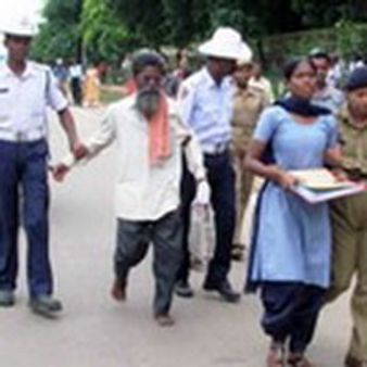 ബാര്‍ബറും കുടുംബവും മുഖ്യന്റെ കാറിന് മുന്നില്‍ചാടി