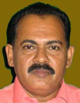 സെബാസ്റ്റ്യന്‍ പോളിനെ തേജോവധം ചെയ്യുന്നു