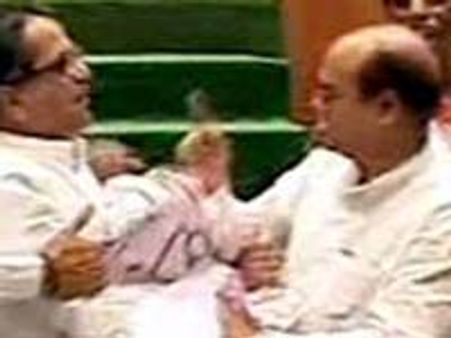 സത്യപ്രതിജ്ഞ ഹിന്ദിയില്‍ അസ്മിയെ അക്രമിച്ചു