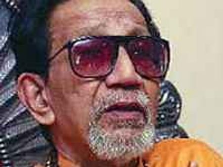 സച്ചിന്‍ ക്രിക്കറ്റില്‍ ശ്രദ്ധിക്കൂ: താക്കറെ