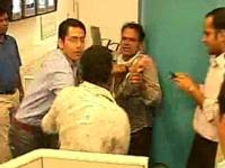 സിഎന്‍എന്‍ ഐബിഎന്‍ ഓഫീസുകള്‍ അക്രമിച്ചു