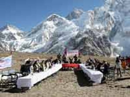 നേപ്പാള്‍ മന്ത്രിമാര്‍ എവറസ്റ്റില്‍ യോഗം ചേര്‍ന്നു