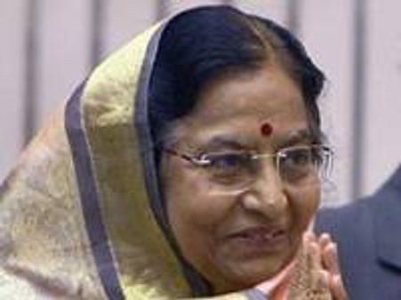 കോപ്റ്റര്‍ അപകടം: പ്രതിഭാ പാട്ടീല്‍ രക്ഷപ്പെട്ടു