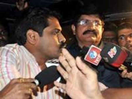 അംബാനിമാര്‍ക്കെതിരായ വാര്‍ത്ത: 2പേര്‍ അറസ്റ്റില്‍